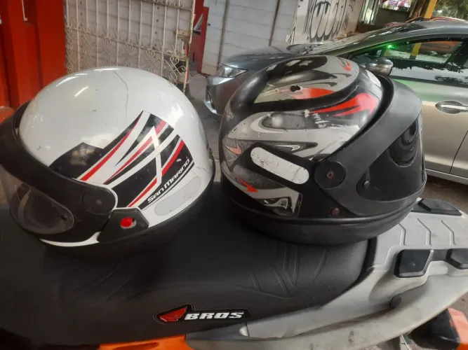 capacete semi novos dois 120 $.