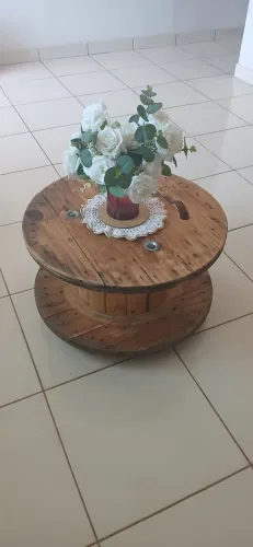 Mesa de centro em madeira com rodinhas