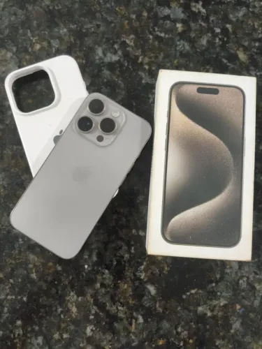 iPhone 15 pro - natural