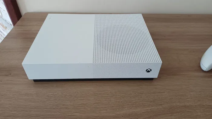 XBOX ONE S - ALL DIGITAL EDITION 1TB de memória