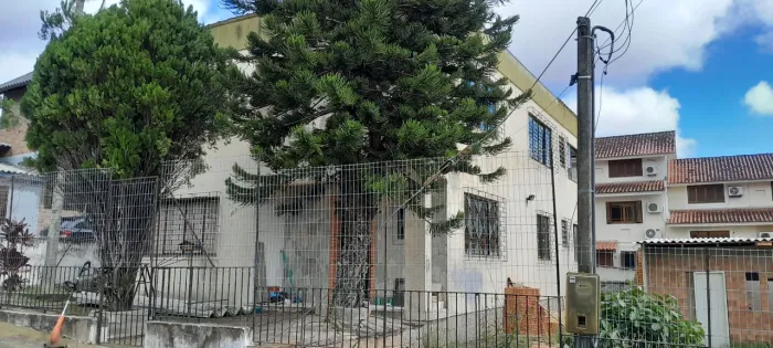 Vendo casa de 2 pavimento com 220 m2,,lugar calmo rua asfaltada. 100 metro do mercado.