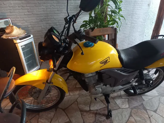 Vendo Honda fan 150cc cor amarelo licenciamento até julho de 2027 é pegar e trabalhar !