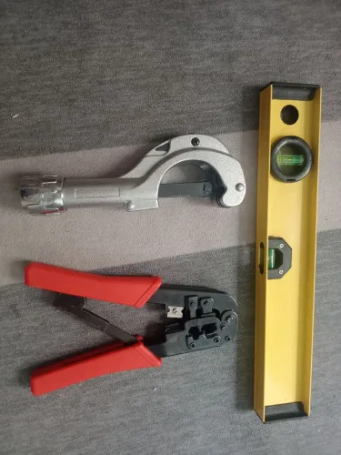 Nível + cortador de tubo + alicate crimpador 