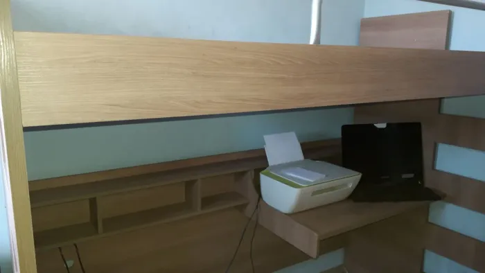 Cama com escrivaninha e nincho
