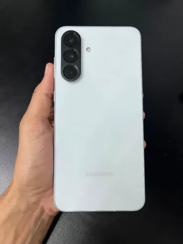 Vendo celular Samsung A56 128 gb com apenas 4 meses de uso. Acompanha nota fiscal.