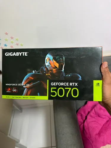 Rtx 5070 12gb gigabyte lacrada 