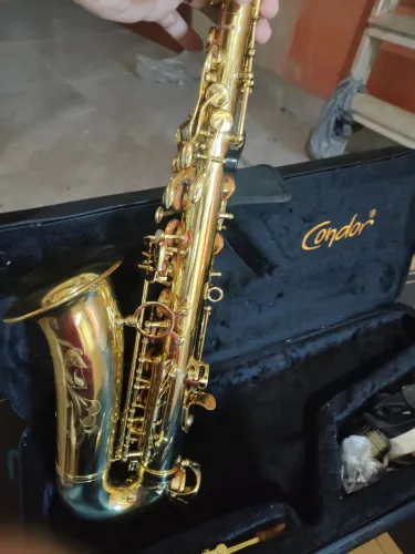 Vendo saxofone ? Condor ? Muito novo!