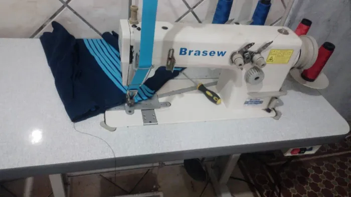 Máquina de costura  ponto corrente  (ombro a ombro)