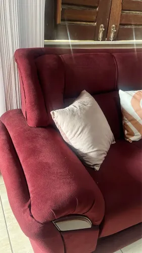 Sofá recem reformado lindo ,motivo da venda resolver outras coisas