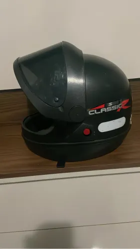 Vende-se capacete está em bom estado apenas detalhe de uso , E está sujo up up ?