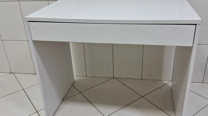 Mesa de escritório com gaveta branca