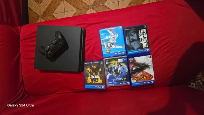 Ps4 Slim 500GB 2 controles e 5 jogos