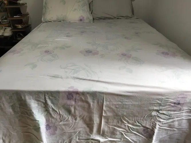 Cama a venda em perfeitas condições 400 reais número para contato *