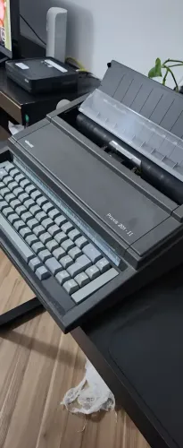 Máquina de Escrever Olivetti Praxis II