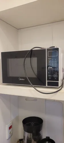 Micro-ondas Midea com porta espelhado 20L