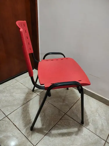 2 Cadeiras reforçadas vermelhas