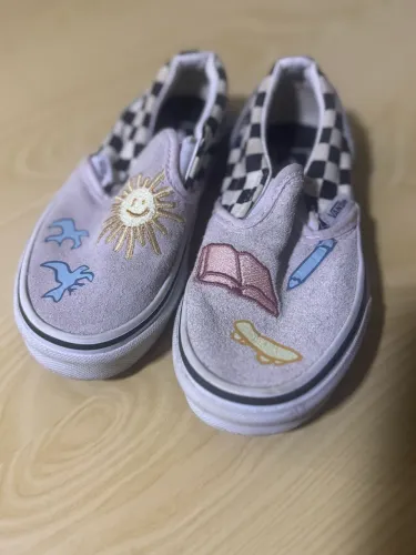 Tênis infantil Vans x Skateistan Slip-On. Tam 28