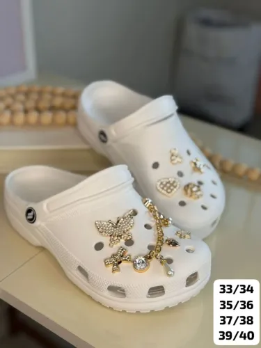 Crocs com pingentes