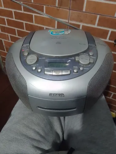 Radio portatil com cd, radio e toca fitas bombox