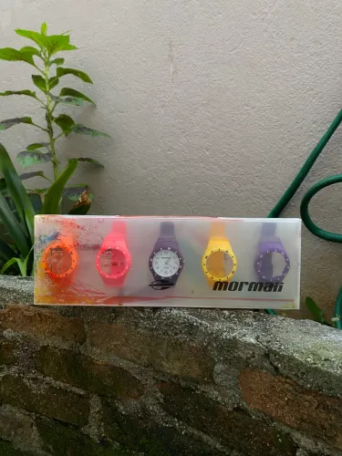 Caixa lacrada com 5 relógios coloridos mormaii 