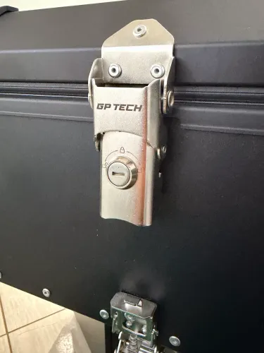 BAÚ GP TECH TRASEIRO DE ALUMINIO PRETO M 65 LITROS + SUPORTE