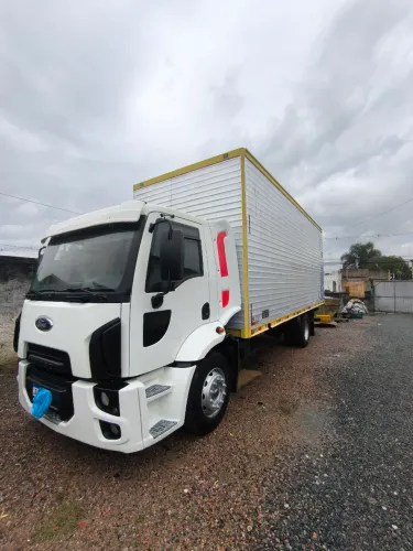Vendo caminhão Ford Cargo 1722, toco, 6 marchas reduzido, cabine leito, placa A,
