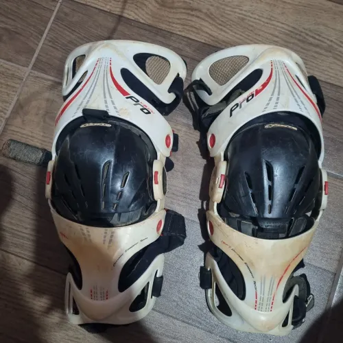 Bota e joelheira alpinestars 