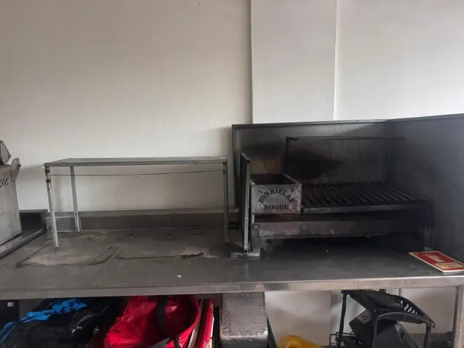 Parrilha com bancada 