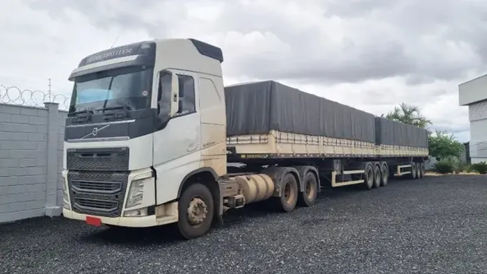 Volvo FH 540 6x4 ano 2016 e Bitrem Graneleiro 2013 Guerra