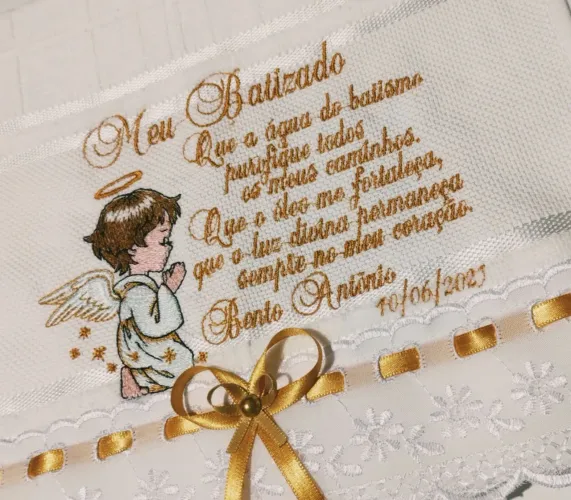Toalha personalizada e vela decorada de batismo. Kit duas peças.