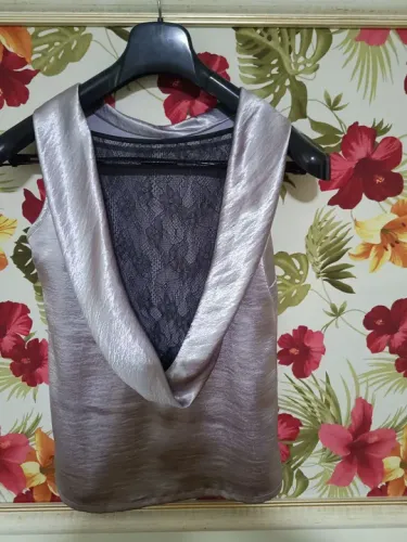 Blusa de viscose com renda prata com decote