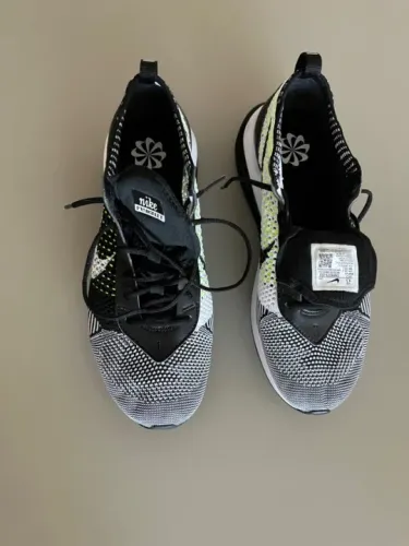 Tênis Nike Air Max Flyknit Racer Oreo Running Shoes preto,branco e verde Volt DM9073-002