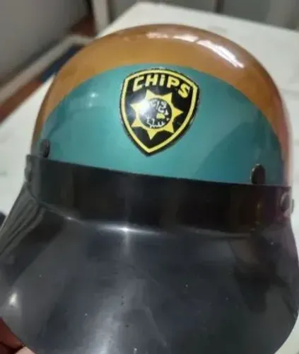 Capacete Antigo de Policial-Chips