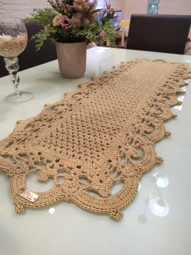Caminho de mesa de crochê artesanal