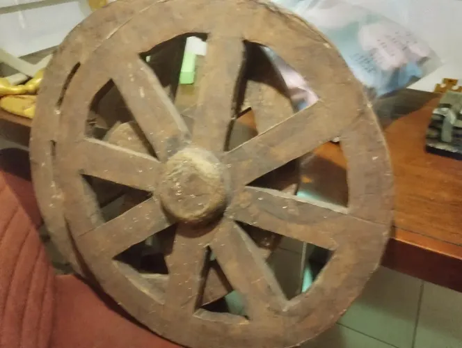 Rodas de carroça decorativa em escultura