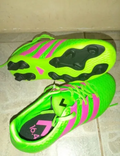 Chuteira Adidas numero 34, nova sem uso