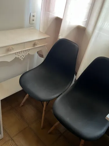 Par de cadeiras e mesa auxiliar
