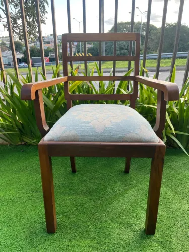 Cadeira de madeira maciça de cerejeira 