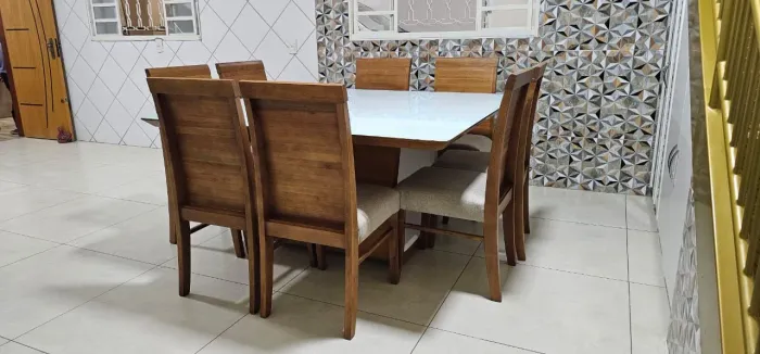 A pronta entrega e com cadeiras de madeira maciça