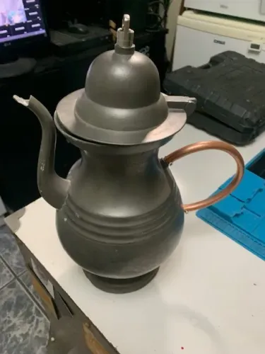 chaleira antiga de chumbo para decoração