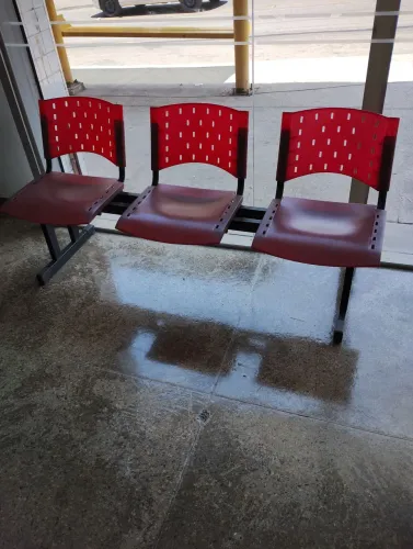 Cadeira Longarina de Polietileno 