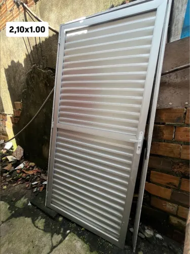 Porta de Alumínio com Design Moderno - 2,10x1,00m