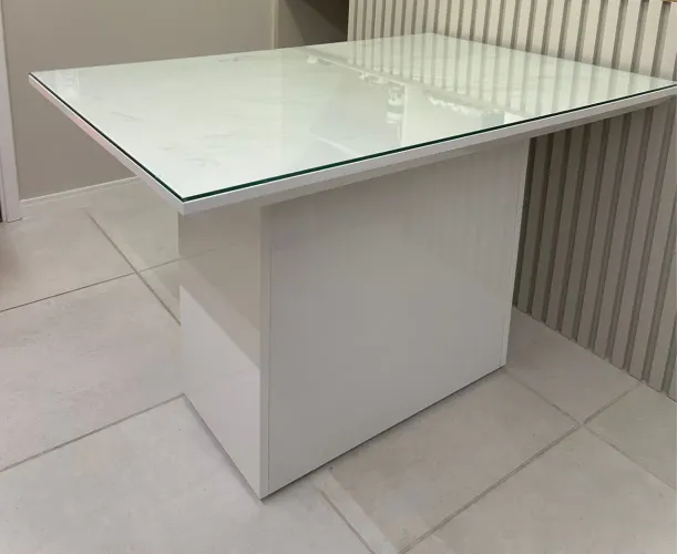 Mesa MDF 1.20x80cm um desing moderno e minimalista, com tampo de vidro e base central