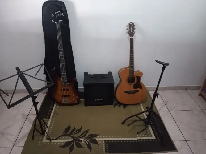Kit de instrumentos musicais: Baixo, violão, amplificador e acessórios