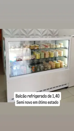 Balcão refrigerado.