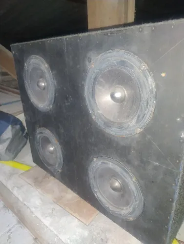 Caixa com auto falante de 6"