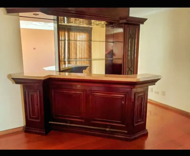 Balcão /bar em Madeira Maciça.