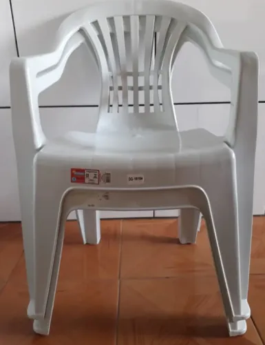 Cadeira de plástico branca com braços