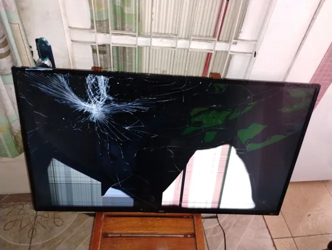 TV LED SMart AOC 43 polegadas Modelo 43S519578G com tela danificada