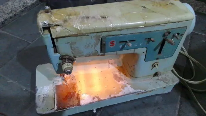Máquina overlock Singer funcional